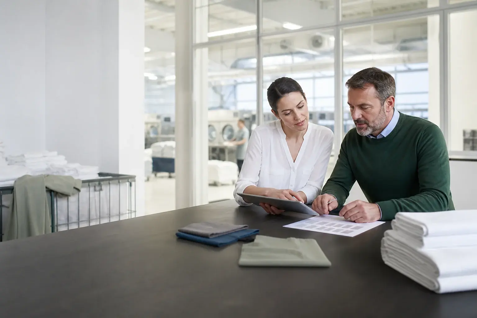 Professionnels consultant des informations de service textile