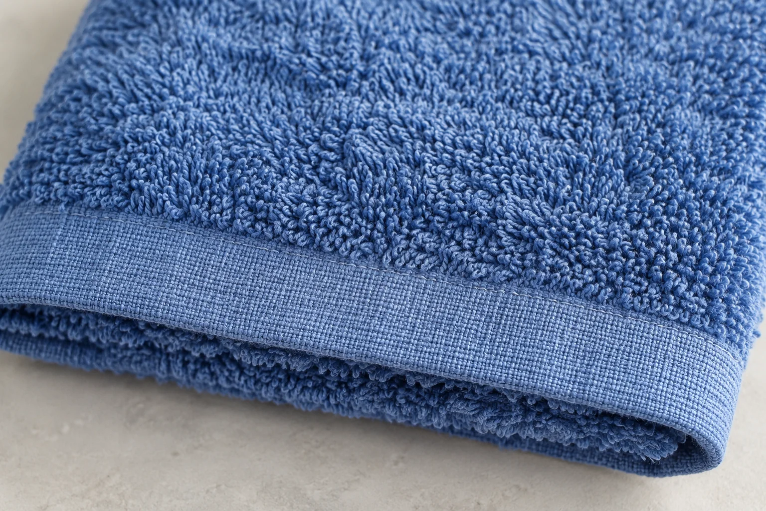 Gros plan des boucles d’une serviette éponge bleue